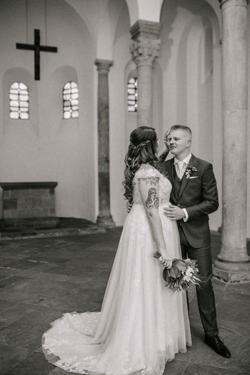 Ehepaar in der Kirche beim Ja-Wort – authentische Hochzeitsreportage von Julia Kippes