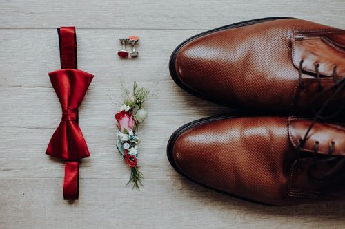 Getting-Ready-Moment der Braut – zarte Vorbereitung auf die Hochzeit, Bielefeld