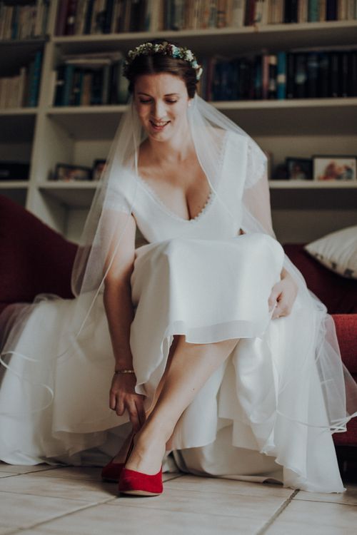 Braut zieht ihre Hochzeitsschuhe an – Getting-Ready-Detail, Hochzeitsfotografie Julia Kippes