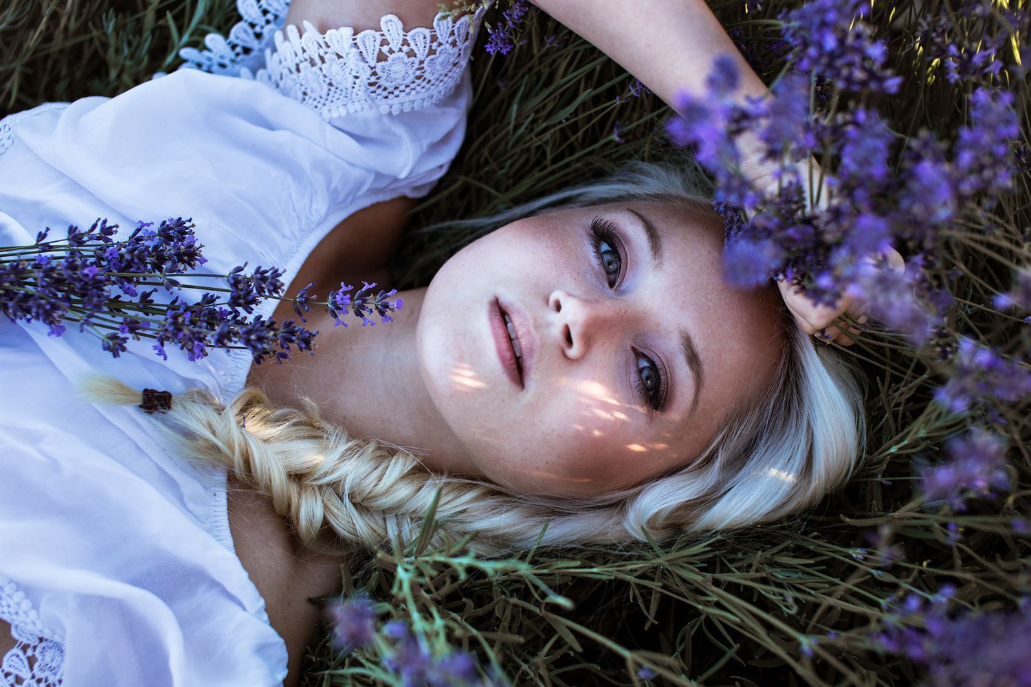 Frau im Lavendelfeld bei Abenddämmerung – Portraitfotografie Julia Kippes in Bielefeld