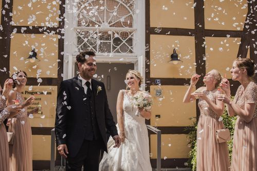 Brautpaar beim Paarshooting – natürlicher Moment im Freien, Hochzeitsfotografie OWL