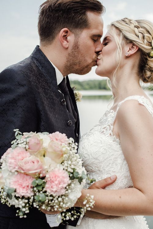Braut und Bräutigam beim Kuss – romantischer Hochzeitsmoment in Bielefeld