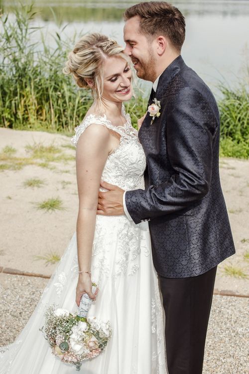 Brautpaar in romantischer Umgebung – inniger Augenblick, Hochzeitsfotografie Julia Kippes