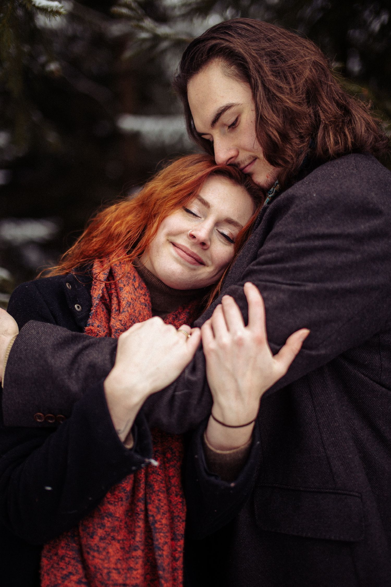 Verliebtes Pärchen umarmt sich und lächelt – Hochzeitsfotografie Julia Kippes in Bielefeld