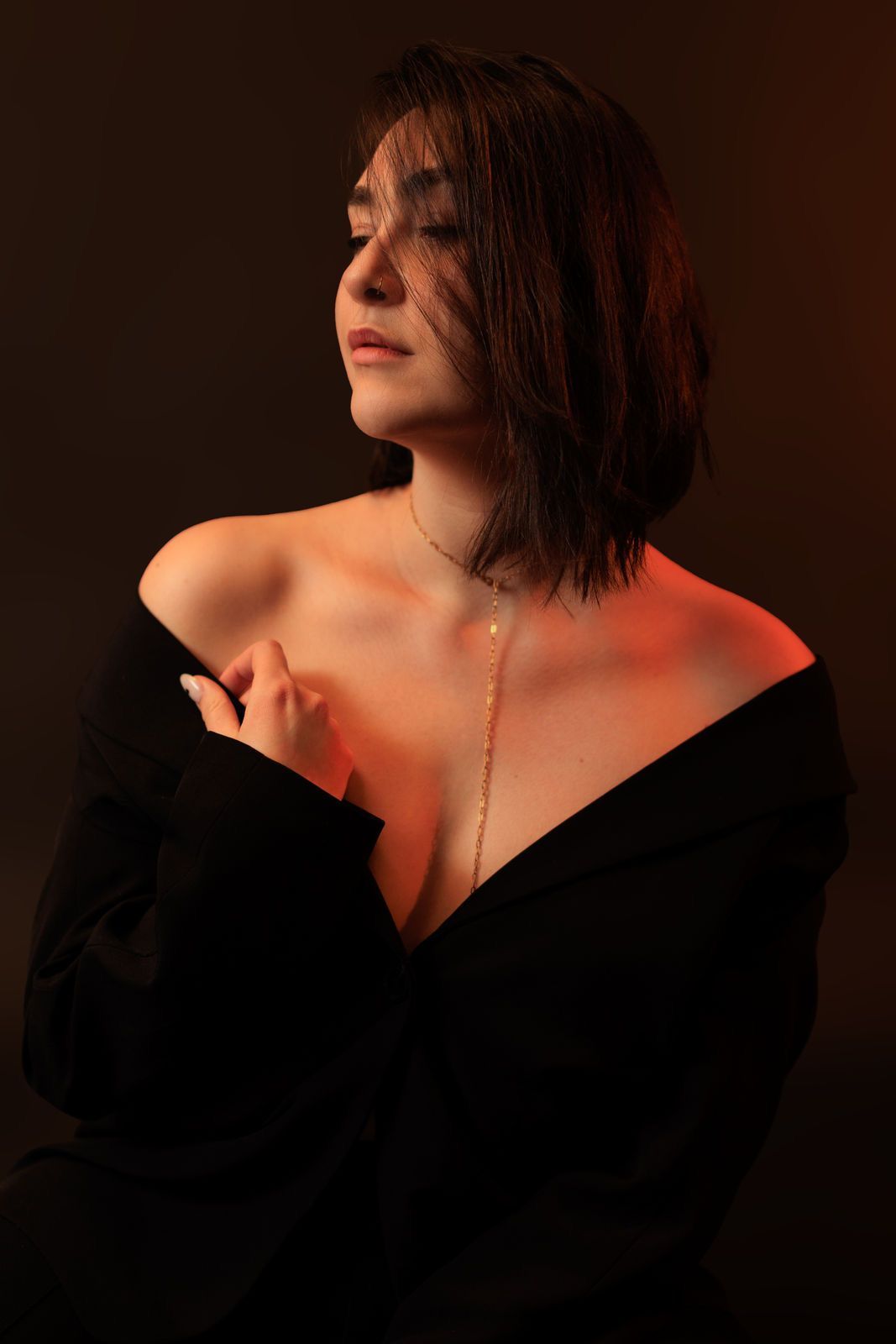 Stilvolles Portraitfoto einer Frau in Schwarz – Studio-Portraitfotografie Julia Kippes in Bielefeld