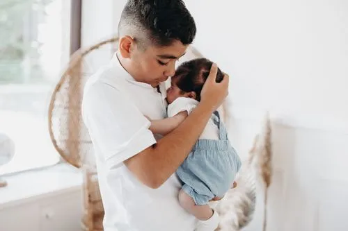 Großer Bruder hält seinen kleinen Bruder liebevoll im Arm – Familienfotografie von Julia Kippes