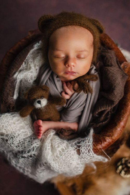 Kleines Baby schläft in einem Korb mit Teddybär – Newborn-Fotografie Julia Kippes in Bielefeld