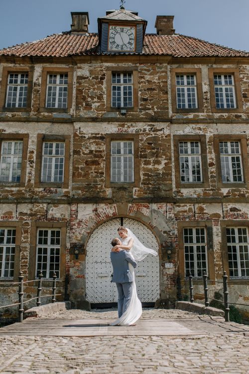 Bräutigam hebt seine Braut lachend – freudiger Hochzeitsmoment, Hochzeitsfotografie Julia Kippes