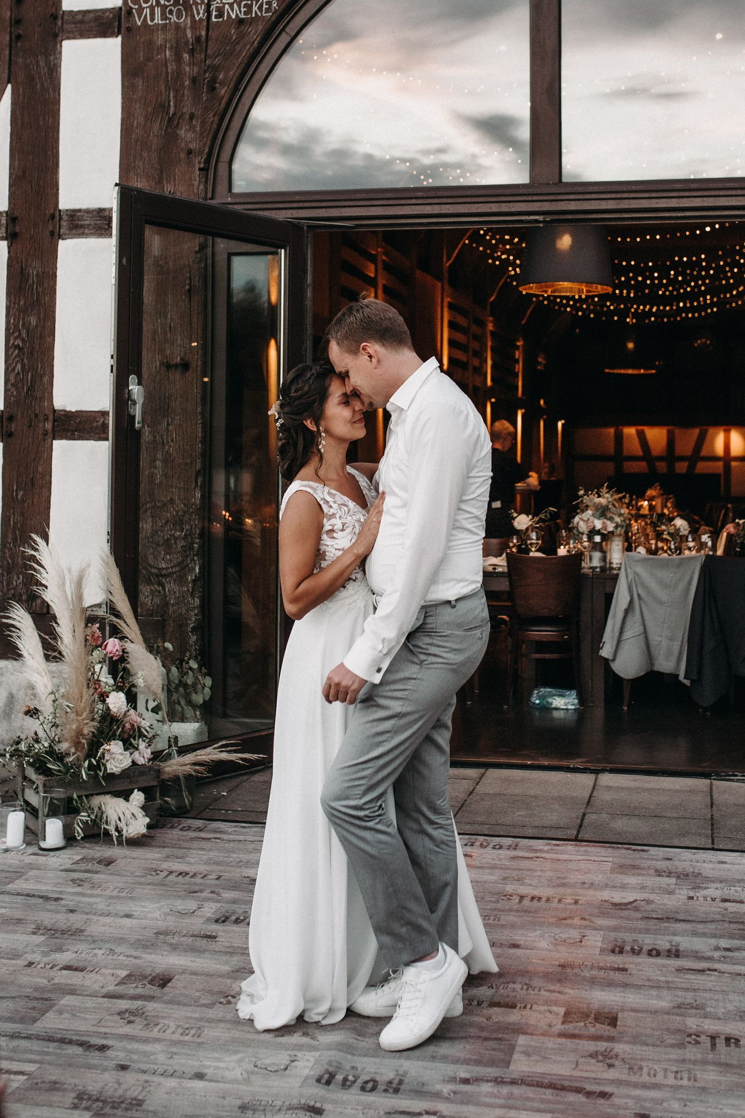 Brautpaar in einem intimen Augenblick beim ersten Tanz – Hochzeitsfotografie Julia Kippes in Bielefeld