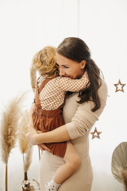 Mutter und Tochter kuscheln innig zusammen – Familienfotografie Julia Kippes in Schloss Holte-Stukenbrock