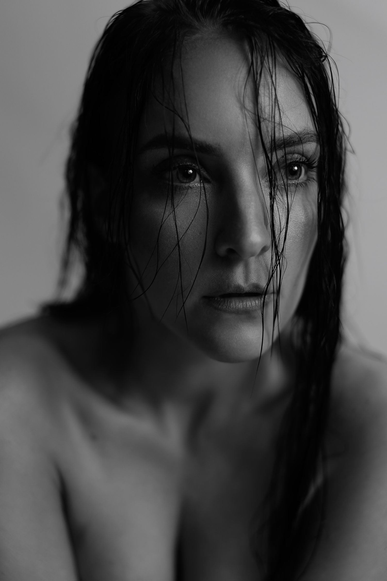 Schwarz-Weiß-Portrait einer Frau mit nassen Haaren – stimmungsvolle Portraitfotografie Julia Kippes