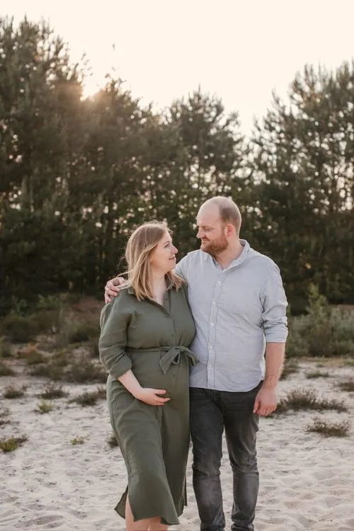 Schwangeres Pärchen beim Spaziergang – Familienfotografie von Julia Kippes in Bielefeld