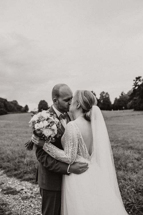 Brautpaar Vicky und Jens beim First Look am Hochzeitstag – emotionaler Moment, Hochzeitsfotografie OWL