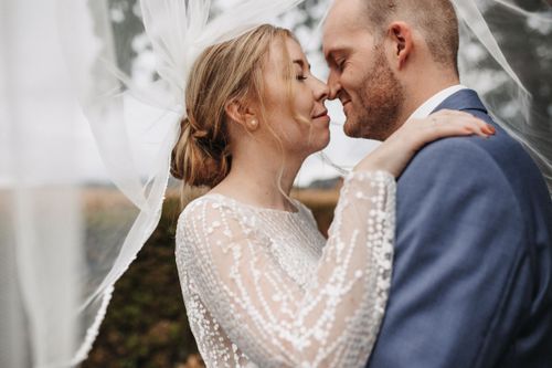 Hochzeitsgesellschaft Vicky und Jens – lebhafter gemeinsamer Moment, Hochzeitsfotografie
