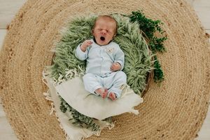 Gähnendes Baby im Newborn Setting