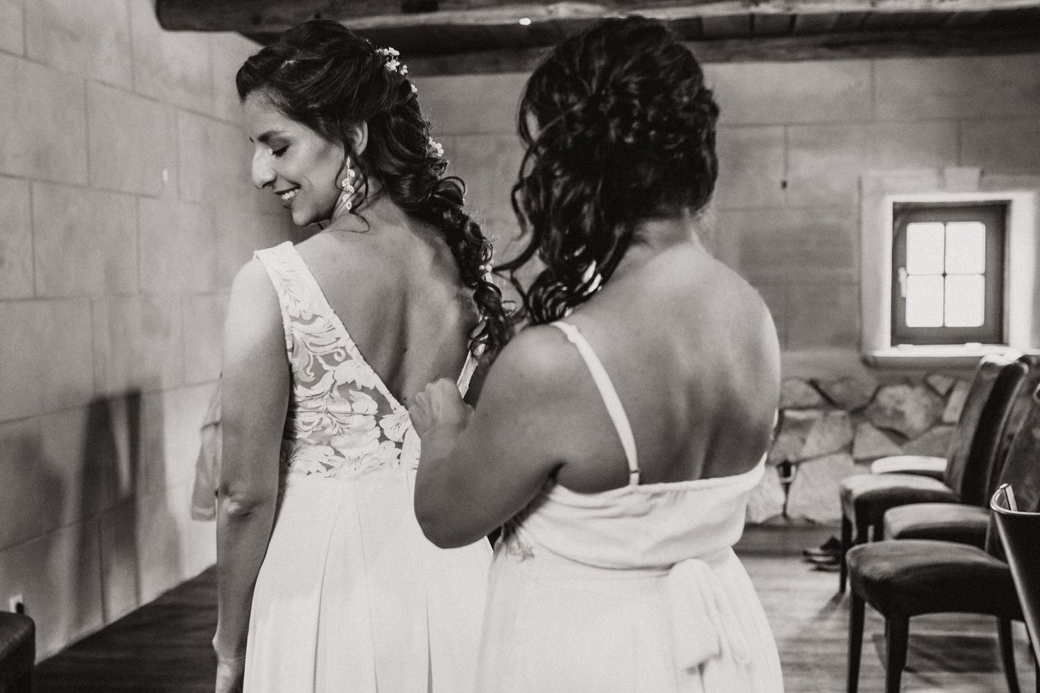 Getting Ready: die Braut wird von ihrer Schwester gestylt