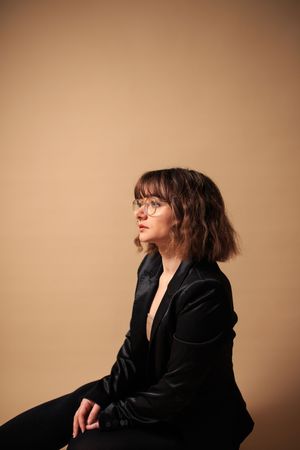 Frau schaut zur Seite
